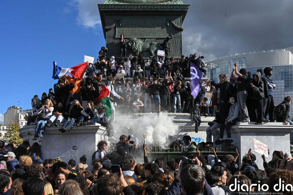 Estudiantes, docentes y sindicatos marchan por París a pocas horas del debate nacional sobre presupuestos