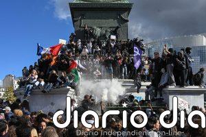 Estudiantes, docentes y sindicatos marchan por París a pocas horas del debate nacional sobre presupuestos