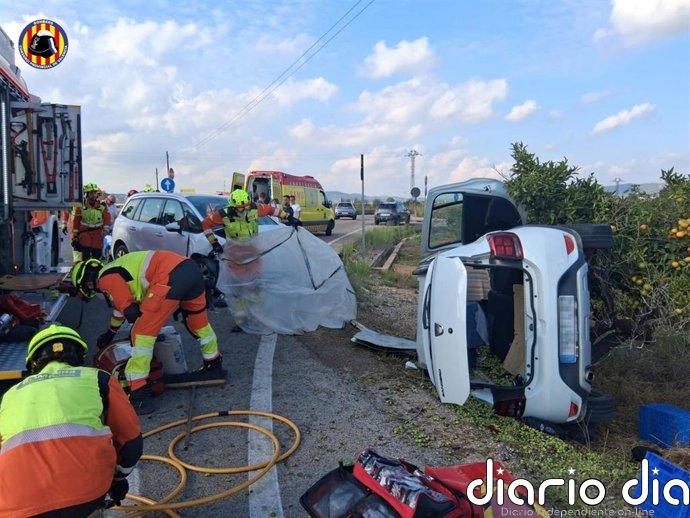 Excarcelan a un ocupante de un coche tras colisionar con otro en la CV-50 en Catadau