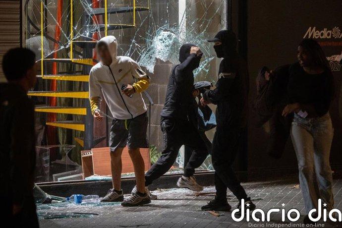 Fiscalía pide 8 internamientos y 70 libertades vigiladas para los menores detenidos en Barcelona