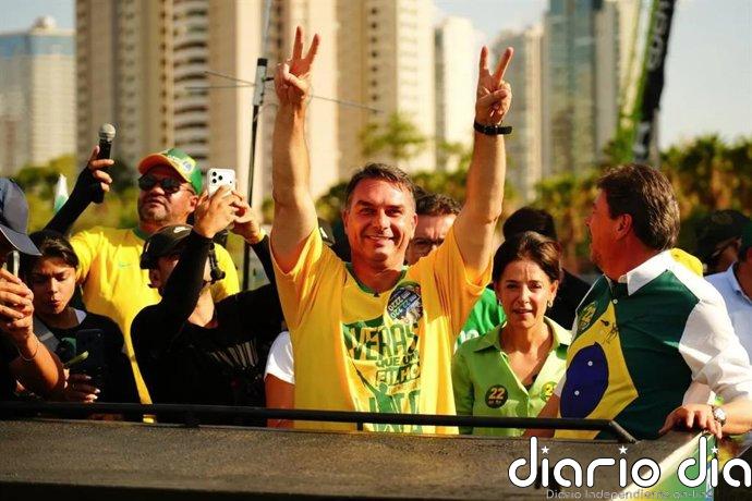 Flávio Bolsonaro, "candidato por descarte", acaricia la Presidencia gracias al voto oculto de Brasil