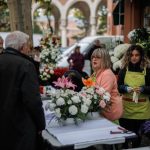 Floristerías de la Almudena se preparan para el Día de Santos pese a la pérdida de la tradición: "Hay que reinventarse"
