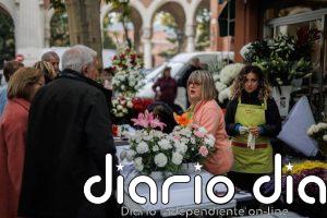 Floristerías de la Almudena se preparan para el Día de Santos pese a la pérdida de la tradición: "Hay que reinventarse"