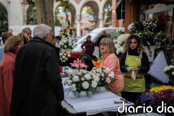 Floristerías de la Almudena se preparan para el Día de Santos pese a la pérdida de la tradición: "Hay que reinventarse"