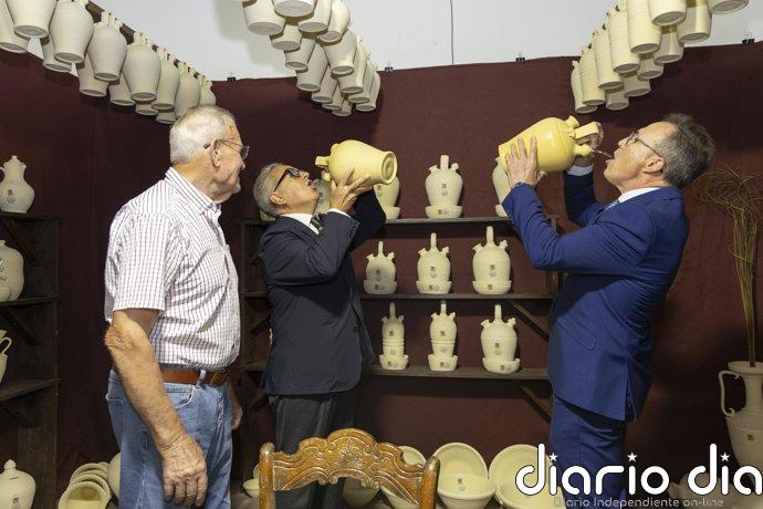 Fuentes destaca la importancia del sector alfarero para el desarrollo económico y social de La Rambla (Córdoba)