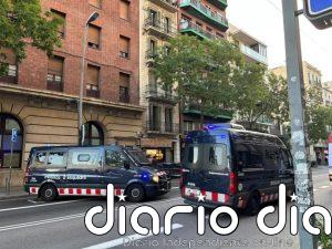 Fuerte presencia policial en plaza Espanya de Barcelona por una nueva convocatoria de jóvenes por redes