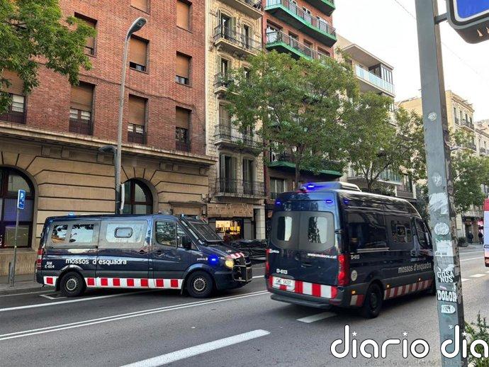 Fuerte presencia policial en plaza Espanya de Barcelona por una nueva convocatoria de jóvenes por redes