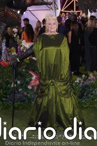 Glenn Close acapara todas las miradas con su espectacular vestido verde tras explicar por qué necesita un bastón