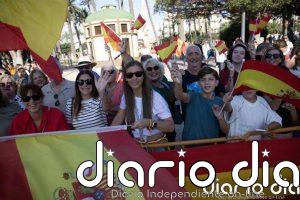 Gran expectación de los melillenses ante la llegada de Felipe VI y Letizia