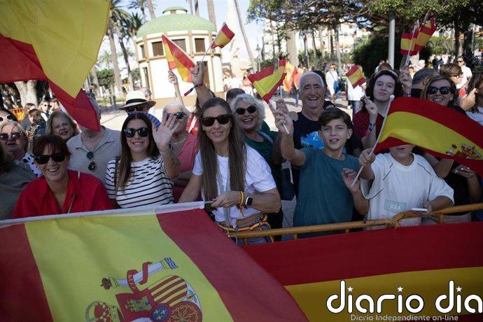 Gran expectación de los melillenses ante la llegada de Felipe VI y Letizia