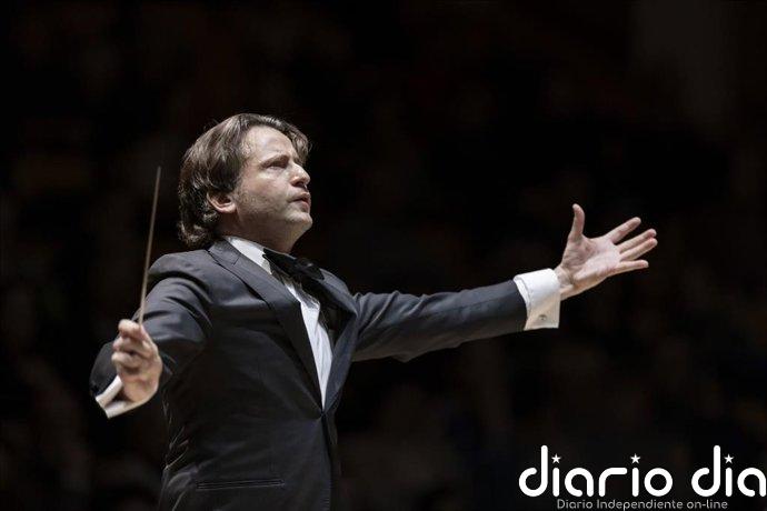Gustavo Gimeno, director musical del Teatro Real: "Salir de gira es un gran aliciente y motivo de orgullo"