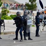 Incidentes con la Policía al romper un grupo de manifestantes por la vivienda el cordón que rodea Les Arts