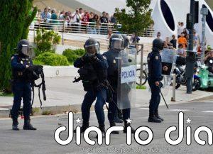Incidentes con la Policía al romper un grupo de manifestantes por la vivienda el cordón que rodea Les Arts