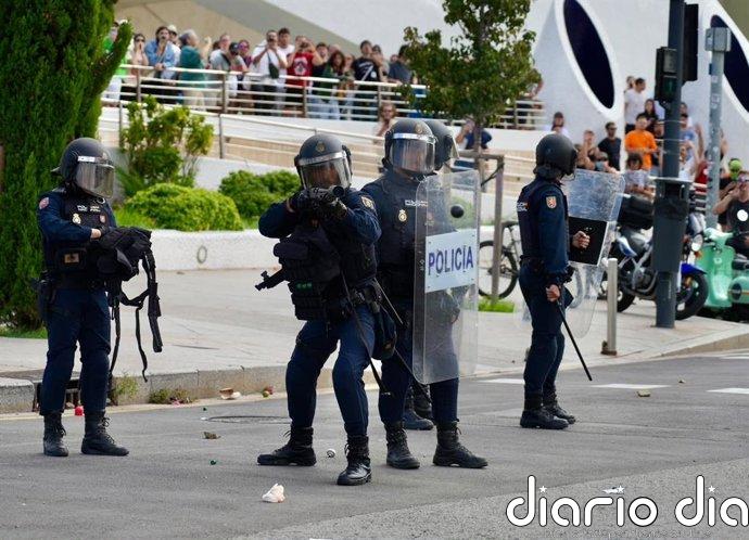 Incidentes con la Policía al romper un grupo de manifestantes por la vivienda el cordón que rodea Les Arts