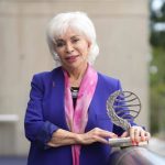 Isabel Allende avisa de la fragilidad de la democracia, que se puede minar "hasta que se derrumba"