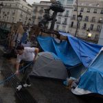 La acampada comienza a extenderse más allá de la Puerta del Sol cuando se cumple una semana de su comienzo