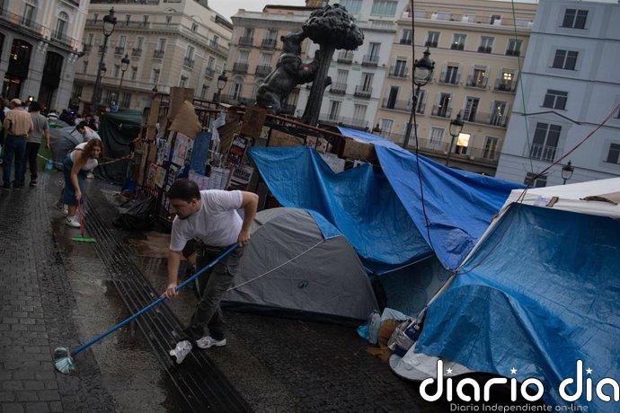 La acampada comienza a extenderse más allá de la Puerta del Sol cuando se cumple una semana de su comienzo
