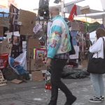 La acampada de Sol amanece entre la tristeza y los homenajes a Maricarmen