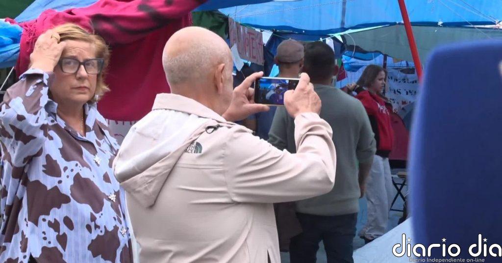 La acampada en Sol genera entre los turistas opiniones a favor y en contra de la protesta