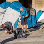La acampada por la vivienda en O Obradoiro crece en su segunda jornada y permanecerá: "Cada día somos más"