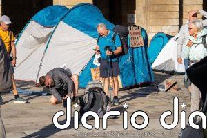 La acampada por la vivienda en O Obradoiro crece en su segunda jornada y permanecerá: "Cada día somos más"