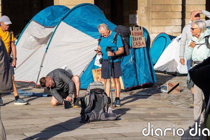 La acampada por la vivienda en O Obradoiro crece en su segunda jornada y permanecerá: "Cada día somos más"
