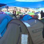 La acampada se mantiene en Sol en espera de si el Congreso da luz verde a los decretos