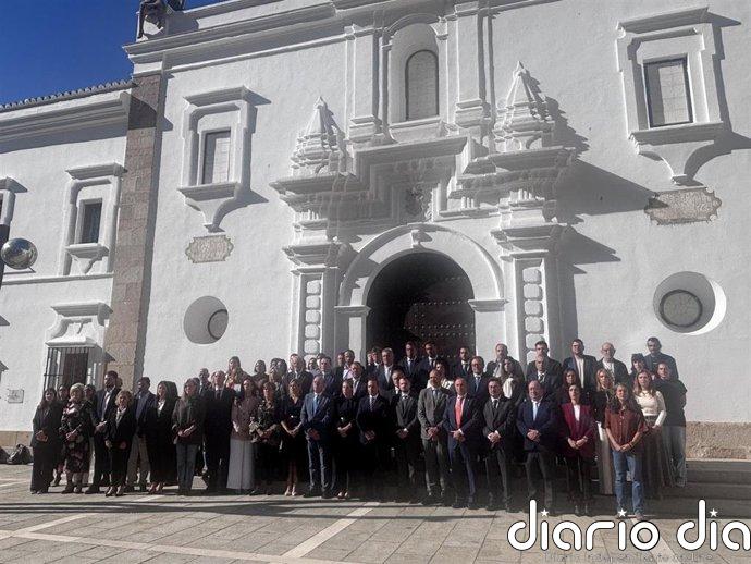 La Asamblea de Extremadura guarda un minuto de silencio por las víctimas del siniestro ferroviario en Toledo