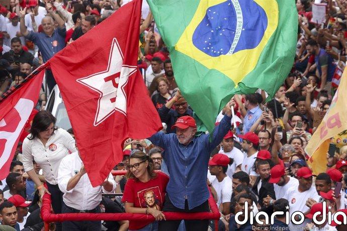 La Bolsa de Brasil se desploma un 17%, repunta el interés de los bonos y el real se hunde un 11%
