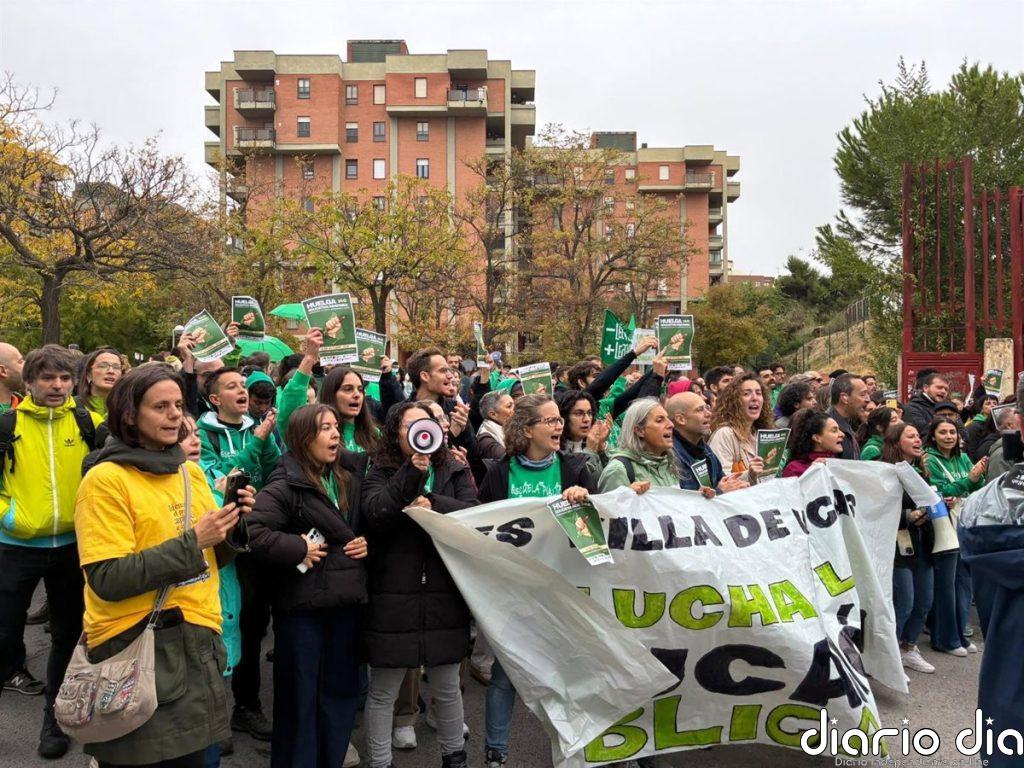 La consejera de Educación suspende por seguridad un acto en un IES donde se concentraban decenas de manifestantes