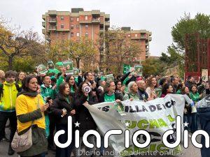 La consejera de Educación suspende por seguridad un acto en un IES donde se concentraban decenas de manifestantes