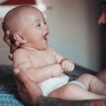 La escasa licencia por paternidad perjudica a las mujeres