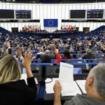 La Eurocámara pide reducir la dependencia de China y responder si Pekín no abre sus mercados