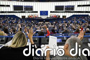 La Eurocámara pide reducir la dependencia de China y responder si Pekín no abre sus mercados