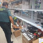 La Guardia Civil interviene más de 18.000 productos en tres comercios de Granada y Ogíjares