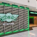 La marca americana Wingstop, especializada en alitas de pollo, crece en España con un nuevo espacio en Madrid