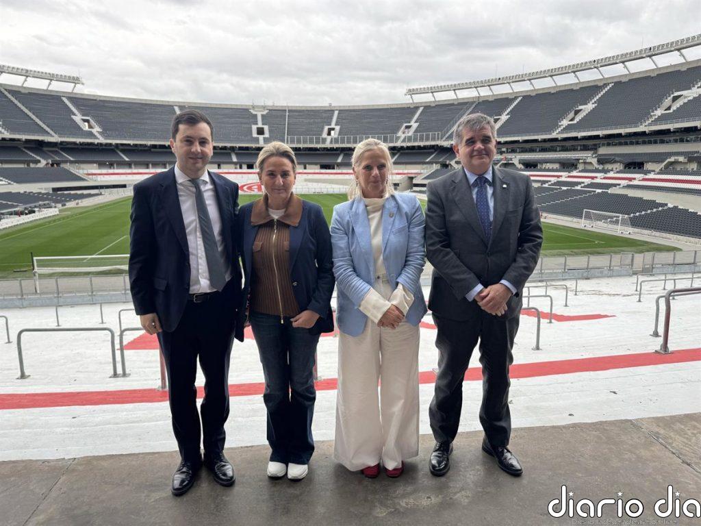 La ministra Milagros Tolón visita en Buenos Aires el estadio Monumental y la Bombonera