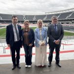 La ministra Milagros Tolón visita en Buenos Aires el estadio Monumental y la Bombonera