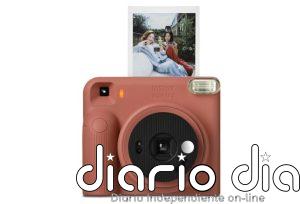 La nueva cámara instax SQUARE 2 llega con espejo para selfis y un nuevo mecanismo de filtros de temperatura de color
