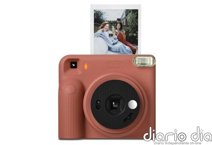 La nueva cámara instax SQUARE 2 llega con espejo para selfis y un nuevo mecanismo de filtros de temperatura de color