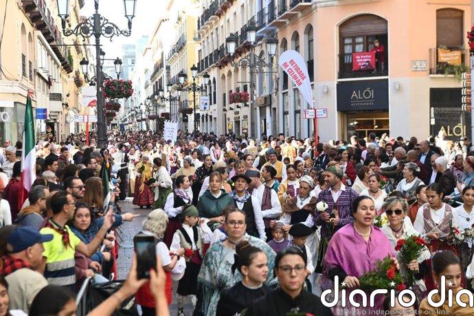 La Ofrenda de Flores continúa tras pasar 385.000 personas por la plaza del Pilar hasta media tarde