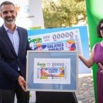 La ONCE presenta al consejero andaluz de Agricultura el cupón del 15 de octubre dedicado al Día de las Mujeres Rurales