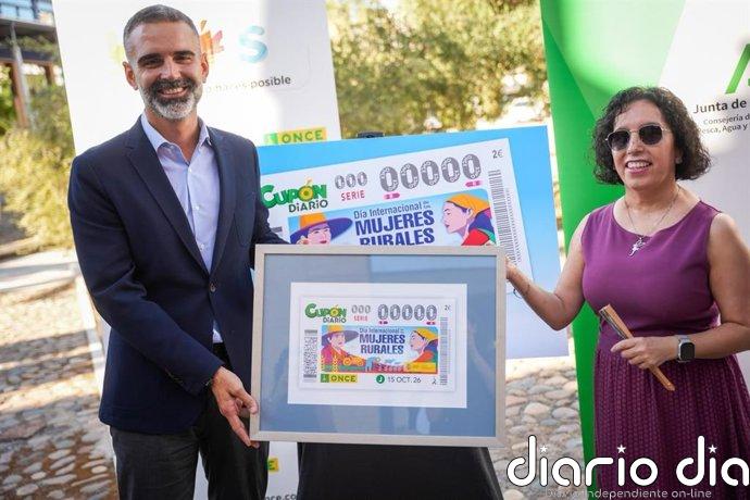 La ONCE presenta al consejero andaluz de Agricultura el cupón del 15 de octubre dedicado al Día de las Mujeres Rurales