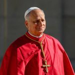 La operación del Papa concluye "con éxito"