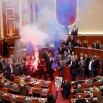 La oposición del euroescéptico Sali Berisha asalta el Parlamento albanés con bengalas y botes de humo