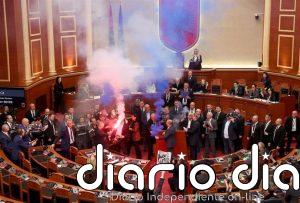 La oposición del euroescéptico Sali Berisha asalta el Parlamento albanés con bengalas y botes de humo