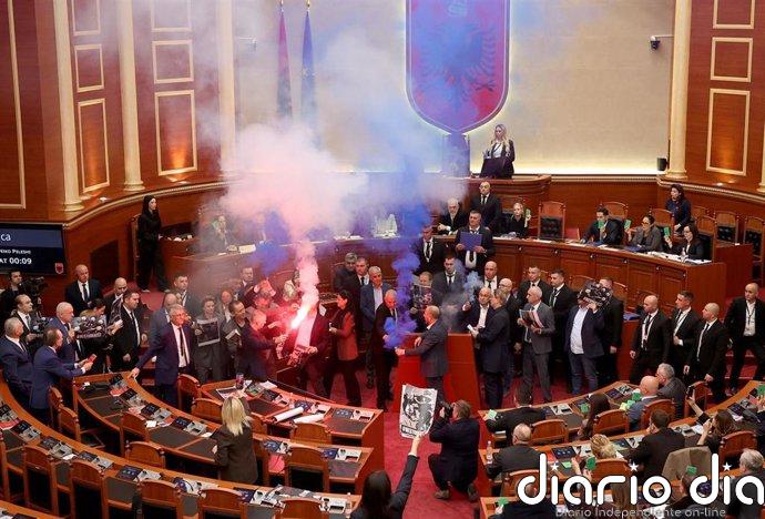 La oposición del euroescéptico Sali Berisha asalta el Parlamento albanés con bengalas y botes de humo