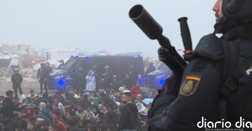 La Policía desaloja el asentamiento de personas migrantes de la playa del Trampolín en Ceuta