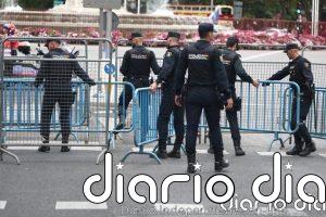 La Policía despliega vallas en el acceso al Congreso tras el anuncio de acampados en Sol de protestar durante el pleno