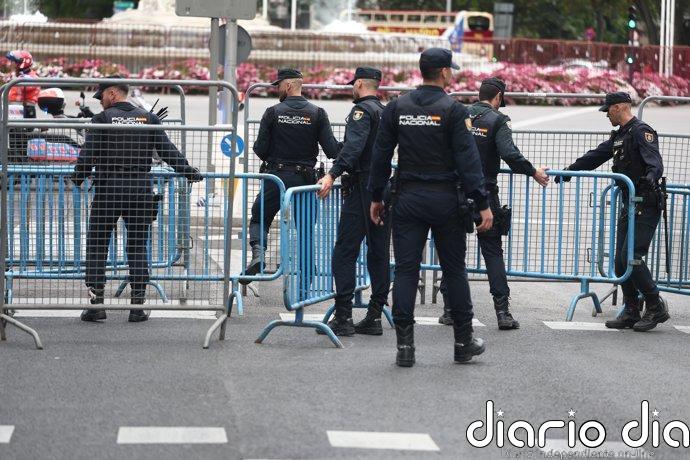 La Policía despliega vallas en el acceso al Congreso tras el anuncio de acampados en Sol de protestar durante el pleno